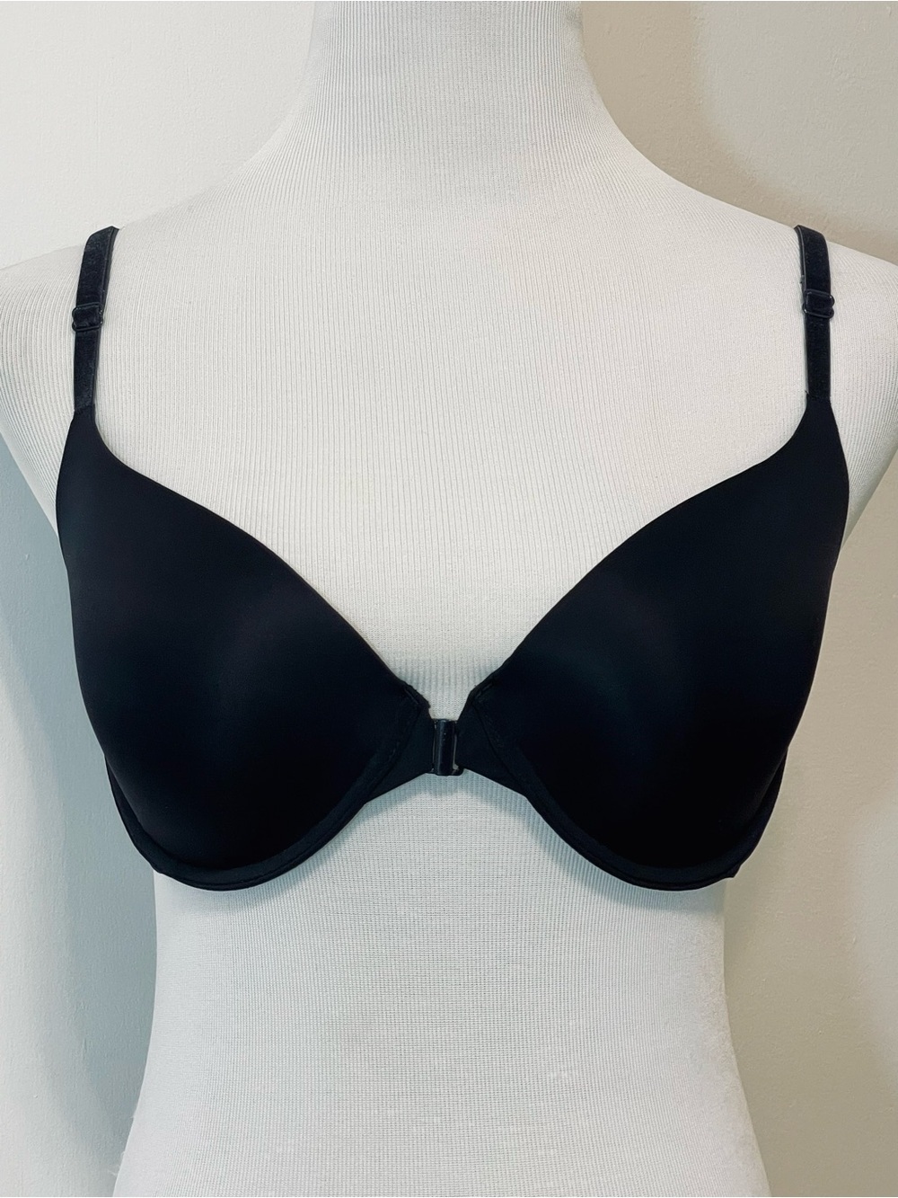 NWT Victoria’s Secret Front Close Black Demi Bra Size 34DD
